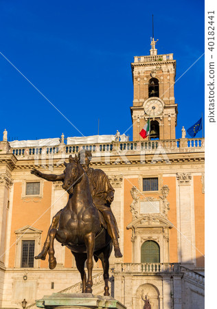 Equestrian Statue of Marcus Aurelius and Palazzo Senatorio in Ro Equestrian Statue of Marcus Aurelius and Palazzo Senatorio in Ro 40182441