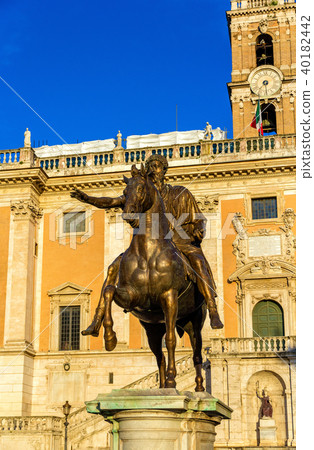 Equestrian Statue of Marcus Aurelius and Palazzo Senatorio 40182442