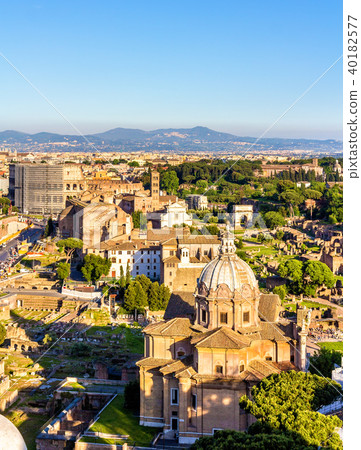 View of Forum Romanum with Colosseum 40182577