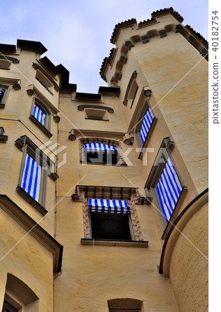 Look up at the Hohenschwangau castle Look up at the Hohenschwangau castle 40182754