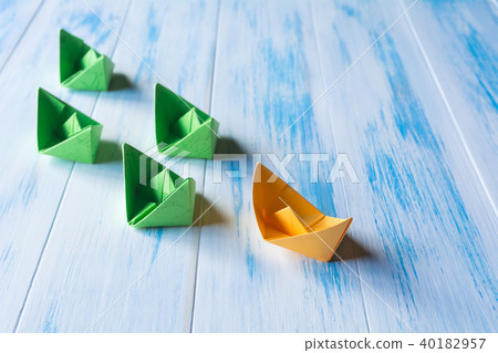 Leadership concept, yellow leader boat, standing 40182957