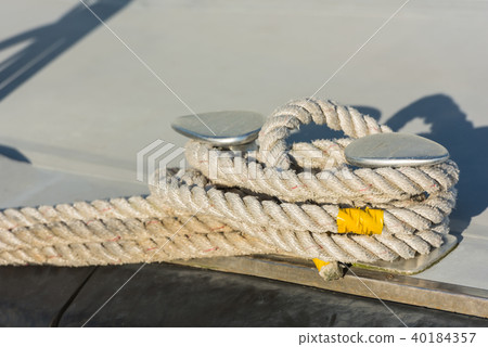 Mooring rope tied around a cleat 40184357