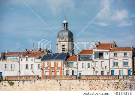 Houses along the sea in La Rochelle 40184358