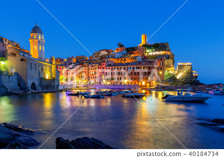 Vernazza. The old harbor at night. 40184734