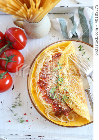 Omelette with spaghetti, Bolognese sauce, cheese 40185375
