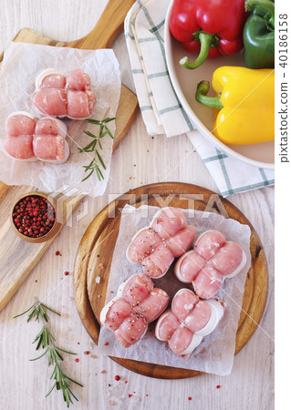 Raw meat paupiettes and two bell peppers 40186158