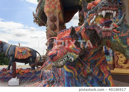 Beautiful statues of animals in the novel Beautiful statues of animals in the novel 40186917