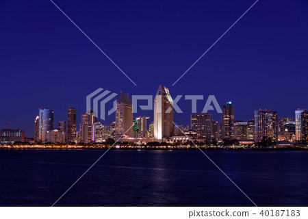 聖地亞哥都市風景在不可思議的小時 40187183