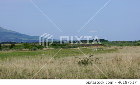 在熊本縣阿蘇山高山峰附近存在的機場以及飛行訓練的風景（人站立許可區域的照片） 40187517