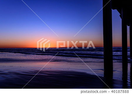 聖地亞哥拉霍亞海岸和斯克里普斯碼頭的完美魔法時刻 聖地亞哥拉霍亞海岸和斯克里普斯碼頭的完美魔法時刻 40187888