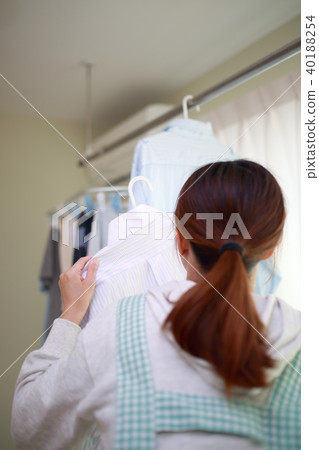 Rainy season (laundering indoor drying air conditioner T-shirt indoor air conditioning wet weather bad weather clothing clothes fashion) 40188254