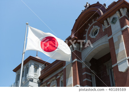 Tokyo Station and Hinomaru 40189389