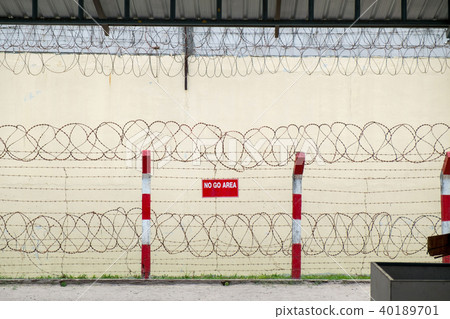 Protection Fence with Sharp Barbed Wire Protection Fence with Sharp Barbed Wire 40189701