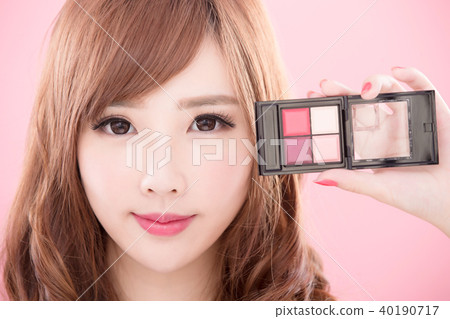 beauty woman take makeup palette 40190717