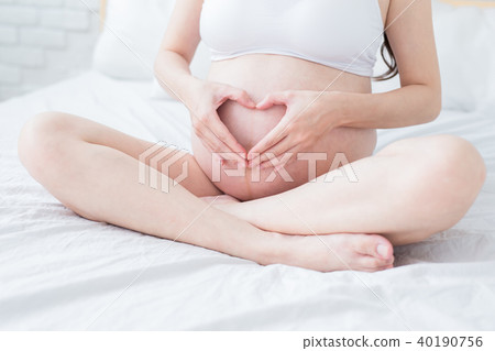 close up pregnant women belly 40190756