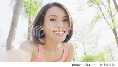 sport woman selfie happily 40190818