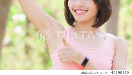 woman with underarm hair removal 40190819