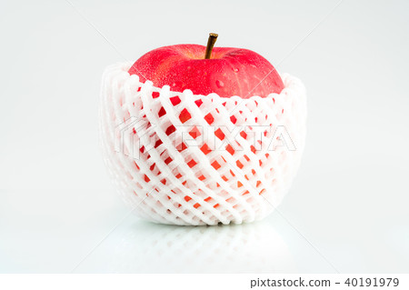 A red apple in white shockproof foam net wrap  40191979