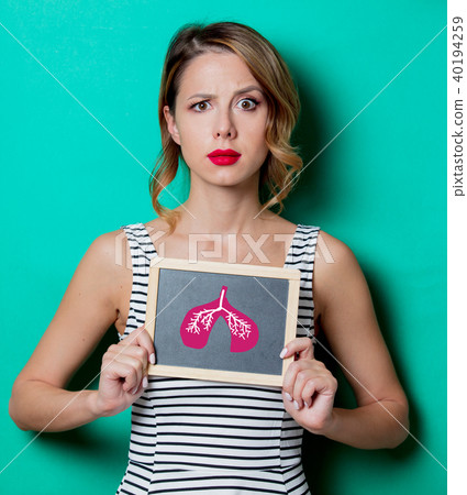 girl demonstration of bad condition of lungs 40194259