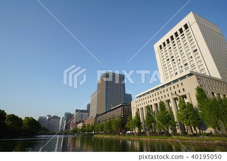日本的東京都市風景您可以在皇宮前看到商業區的摩天大樓。 日本的東京都市風景您可以在皇宮前看到商業區的摩天大樓。 40195050