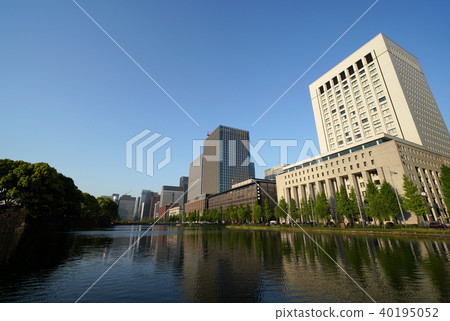 日本的東京都市風景您可以在皇宮前看到商業區的摩天大樓。 40195052