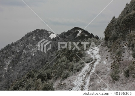 Footpath on a hill top in Helambu, Nepal.  40196365