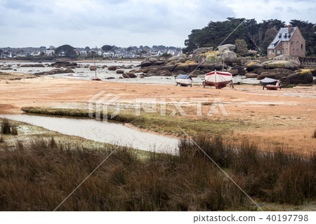 boats at low tide boats at low tide 40197798