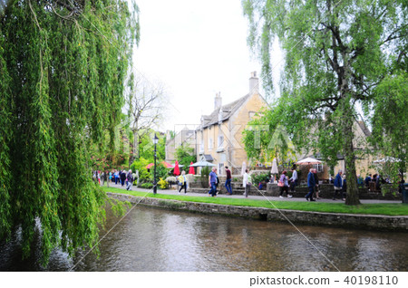 Bourton-on-the-Water in the Cotswolds crowded with tourists Bourton-on-the-Water in the Cotswolds crowded with tourists 40198110