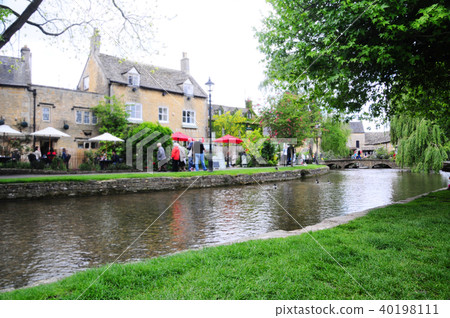 科茨沃爾德的水上伯頓（Bourton-on-the-Water）擠滿了遊客 40198111