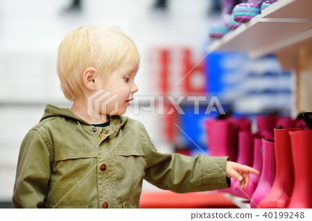 Blonde little boy during shopping with parents 40199248