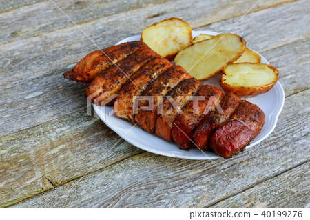 Wooden chopping board with grilled filet steak Wooden chopping board with grilled filet steak 40199276