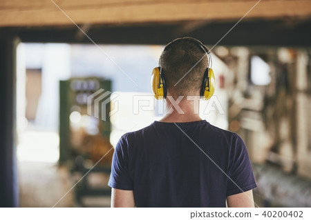 Man working in sawmill 40200402