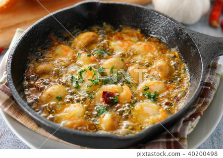 Shrimp and mushroom ajillo 40200498