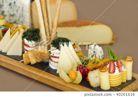 Cheese plate: roquefort with blue mold, cheddar 40201816