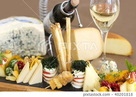 Cheese plate: roquefort with blue mold, cheddar 40201818
