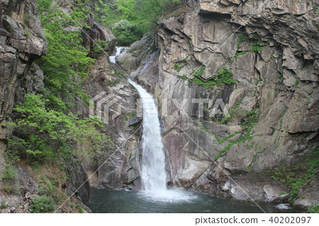 A cool waterfall A cool waterfall 40202097