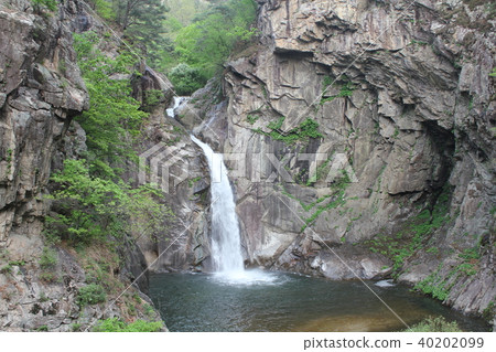 A cool waterfall A cool waterfall 40202099