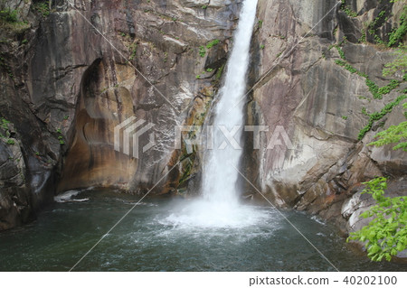 A cool waterfall 40202100