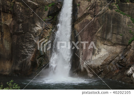 A cool waterfall 40202105