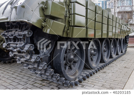 Flank of the tank as a dynamic defense 40203185