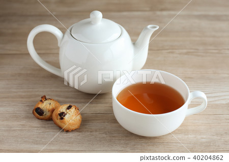 在桌上安置的茶茶壺葡萄乾曲奇餅 在桌上安置的茶茶壺葡萄乾曲奇餅 40204862