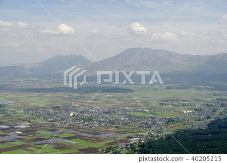 Landscape of the Aso region of Kumamoto Prefecture Spring hot spring resort Aso Gokake area, looking at Uchimaki city Landscape of the Aso region of Kumamoto Prefecture Spring hot spring resort Aso Gokake area, looking at Uchimaki city 40205215