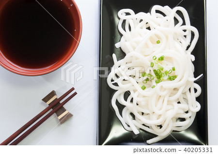 japanese white udon noodle in black bowl 40205331