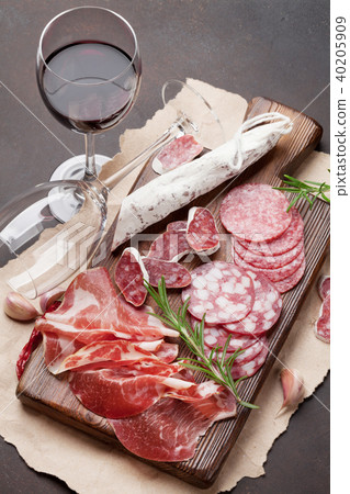 Salami, sausage, prosciutto and wine 40205909