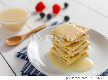 crackers with condensed milk and fruit, breakfast 40206309