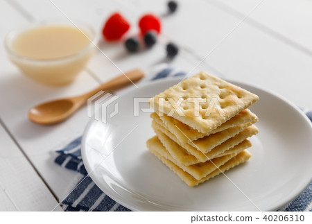 crackers with condensed milk and fruit, breakfast 40206310