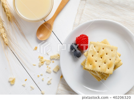 crackers with condensed milk and fruit, breakfast 40206320