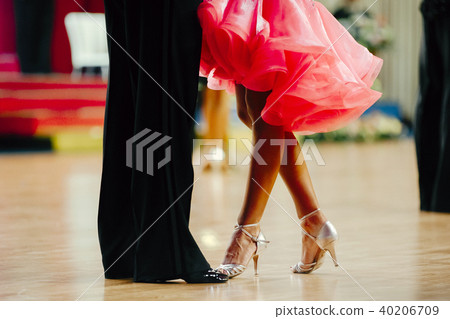 woman and man latino dancing 40206709