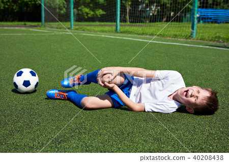 图库照片 injury of knee in boy football