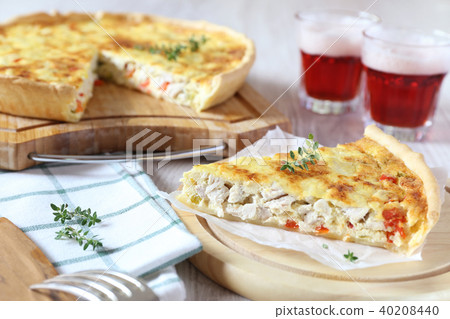 Appetizer: chicken and bell pepper quiche and beer 40208440